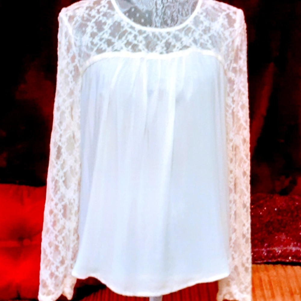 NWT-Arizona White Elegant White Lace Top Large